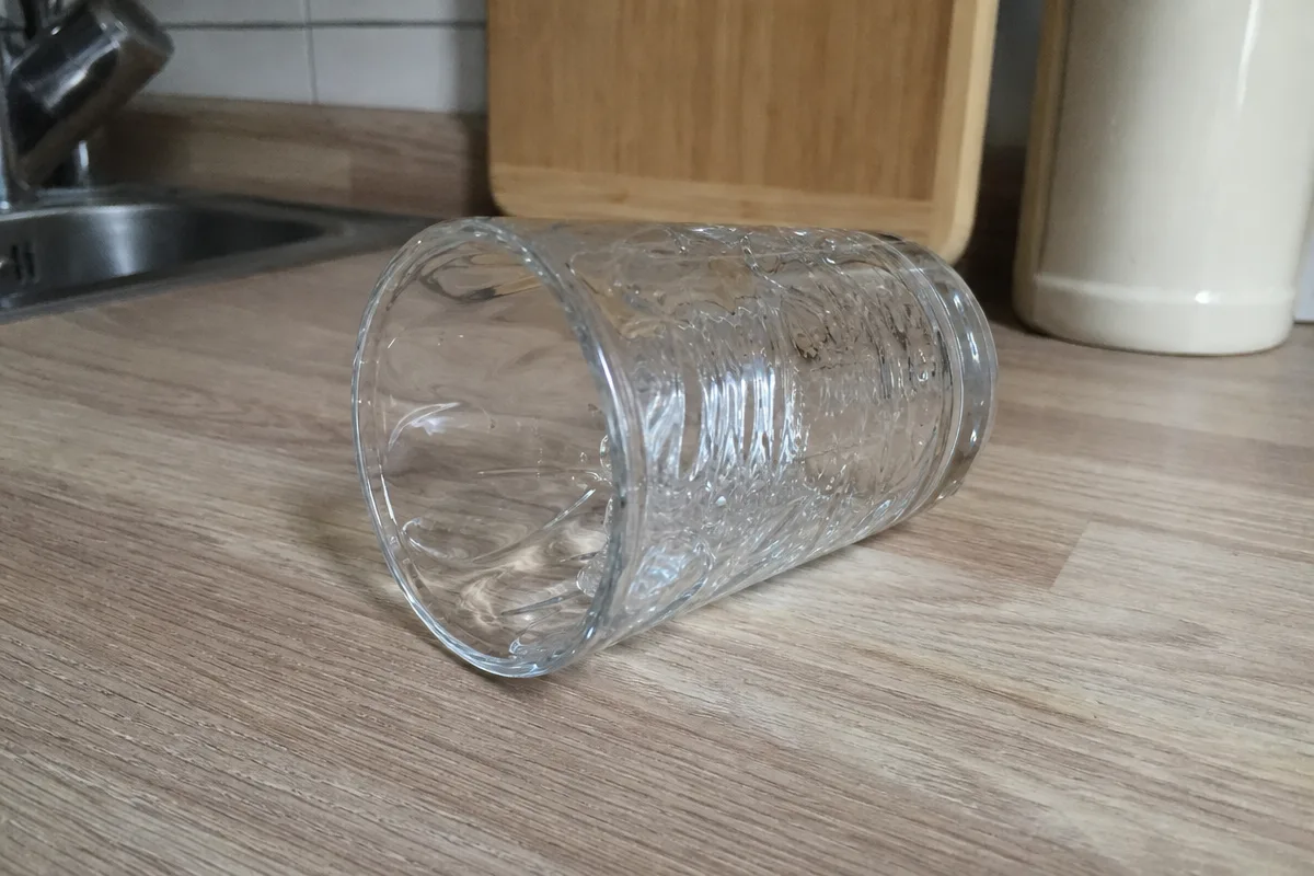 Ein gekipptes Glas — das aufgequollene Glucomannan-Gel bleibt darin