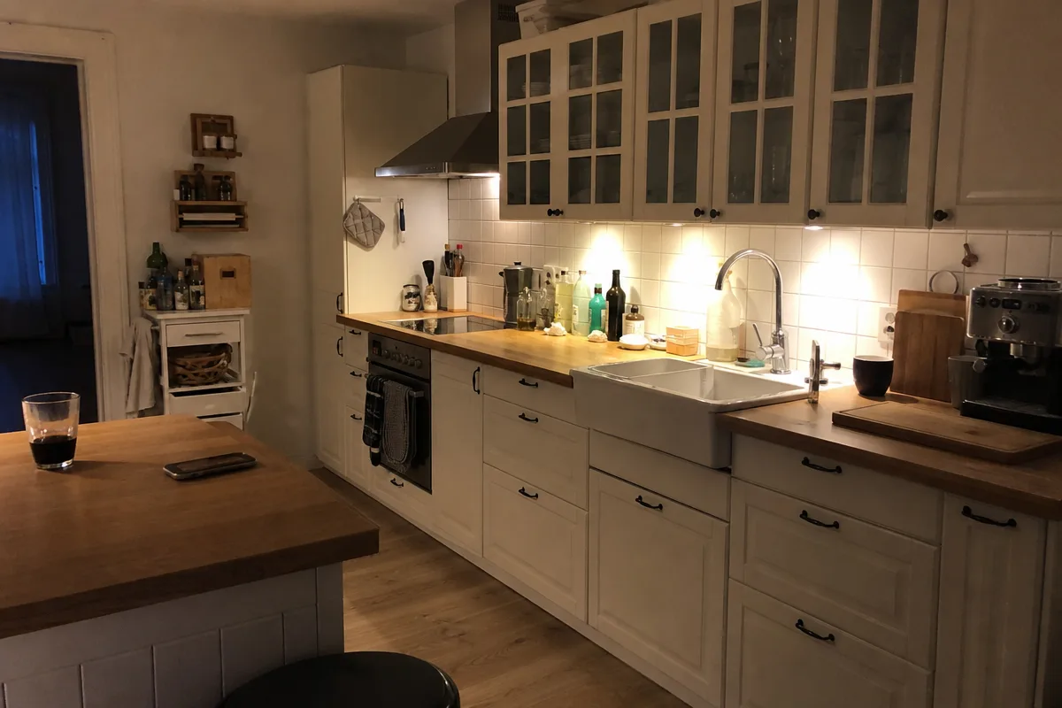 Die offene Küche am Abend, warmes Licht